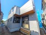 ３号棟の足場外れました！落ち着いた色合いながらデザイン性のある外観。奥の区画ではございますが、建物内に入ると、ひだまりスポット・吹抜けからの採光が取れた明るいお住まいです。
