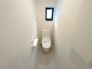 トイレは１階・２階共、節水機能が付いたウォシュレット付きです。
タオルリング、Ｗペーパー、サニタリー収納も付いており、必要な設備が揃ったトイレスペース。