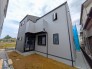吹抜けのある陽だまりスポットからの採光が明るいお住まい。
リビングダイニングから見える中庭のようなお庭。
建物間も広く圧迫感がございません！実際の現地でご確認可能です。
ぜひお気軽にお問合せ下さい。