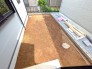 第三者からの視線を感じにくい、広々としたお庭スペースもございます。周辺のお住まいはございますが、デザインをもってお庭を作り上げる事で、ＬＤＫから見える中庭風の景観になるかとおもいます。