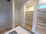 キッチン横には、大容量のパントリー収納をご用意したお住まいです。
可動棚で用途に合わせて調整可能！高さもあるので、貯蔵庫以外にも掃除機や高さのあるモップなども収納頂けます。