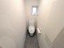 トイレは１階・２階共、節水機能が付いたウォシュレット付きです。
タオルリング、Ｗペーパー、サニタリー収納も付いており、必要な設備が揃ったトイレスペース。