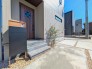 玄関ポストには、不在の際にも安心して荷物の受取が可能な「宅配ＢＯＸ」付。角地の１号棟には、ワンポイントの植栽付き！夜にはスポットライトがおしゃれに照らします。