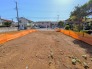６ｍ道路を挟んで向かいは駐車場となっており解放感を感じる立地です。
遮る建物もなく陽当りも良好！お好きなようにお住まいをお建て頂き素敵なマイホーム生活をお送り頂けます。