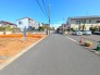 前面道路は安心の公道６ｍです。道路反対側は会社様の駐車場で、建物がなく開放的な立地となっております。
第一種低層エリアですので、高い建物もなく良好な住環境。