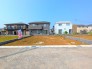 【写真は８号棟】間口も広々、南道路接道の整形地の区画ございます。
自由設計で理想のお住まいを建築可能！２台駐車も可能な約４３坪です。