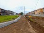 宅地造成中の現地てす！新規の道路をお入れしております。
敷地面積４２坪超の整形地。最寄駅までも徒歩５分！
全てが新しい街並みの全８区画の分譲地。
「子どもをのびのび育てたい」
「せっかく家を建てるなら、自分たちの理想をカタチにしたい」
そんなご家族の声に答えるフジイエ。ぜひご見学、ご相談下さい。
