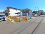フジイエ鎌ケ谷３丁目の販売現地です。まもなく基礎工事が始まります！２面道路で通風良好、南側も一部ひらかれており明るく、解放感のある立地です。高台平坦の40坪超の整形地です。