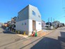 建物に囲まれていない、２方向の道路に接道した、開放的な立地のお住いです。