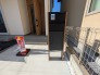 ポストには、不在の際にも安心して荷物を受け取れる「宅配ＢＯＸ」付。ネットショッピングのご利用が多い方には、あると安心の設備ですね。録画機能付きで防犯面もご安心です。