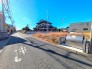 分譲地専用のゴミ置場もＢＯＸ付で安心。南東側の道路も交通量控えめで落ち着いた住環境。
南東側が開けている事で、分譲地は陽当り良好です。