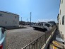 西側は月極駐車スペースとなっており、建物がなく開放的な立地です。
車や人通りも住宅街ですので、少なく落ち着いた住環境です。
