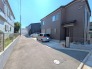 お住まいに続く街並みです。
通り抜けが出来ない道路ですので、住民以外の通行が殆どございません。