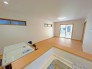キッチンからのリビングへの眺望です。
お部屋全体を見渡せますので、小さなお子様が居ても視線から見えなくなることがなく安心です。