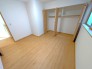 6.5帖の主寝室です。主寝室のクローゼットは御夫婦で使い分けができる大型の収納になっております。