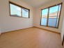 ２階バルコニー面に面した「5.5帖」の洋室です。
こちらのお部屋には、雨の日でも室内干しができるよう「ホスクリーン」がついております。
東南向きで明るい洋室です。