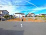 区画整理された街並み、道路も広く良好な住環境に佇む全３区画の分譲地です。
