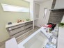 【フジイエ施工例】キッチン背面には、家電収納置場が付いた専用のカップボード、横にはパントリー収納（下部はゴミ置場用のスペース）と豊富な収納をご用意したキッチンスペースです。