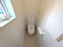 １階、２階とも節水機能・ウォシュレット付きトイレです。他には、Ｗペーパーフォルダー・サニタリー収納・タオルリング付。