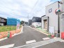 分譲地内は開発道路が入っており、車庫入れも楽々です。通り抜けではなく行き止まりの公道となっておりますので、後々もご安心です。