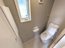 【1号棟】写真は1階のトイレ。各棟トイレは１階・２階共、節水機能が付いたウォシュレット付きです。
タオルリング、Ｗペーパー、サニタリー収納も付いており、必要な設備が揃ったトイレスペース。