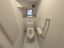 １階トイレにはサニタリー収納、手すりが付いております。