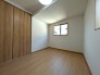 ２階の各居室には収納＋６帖以上の広さがございます。写真は洋室２（６.５帖）です。