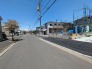 区画整理された街並みで道路も広く、歩道もしっかりと整備されております。
前面道路は交通量も少なく良好な住環境です。