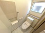 １階トイレは、お客様用としてもご利用頂く事が多い為、グレードの高いトイレをご用意しております。
手すり＋サニタリー収納で安心と快適のあるスペースに。