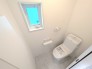 【施工例】トイレは１階、２階とも節水機能が付いたウォシュレット付きトイレです。
Ｗペーパーフォルダにタオルリング、サニタリー収納も付いております。