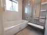 手入れがしやすく清潔感のある人造大理石の浴槽が標準仕様の浴室。梅雨や冬場に活躍する暖房換気乾燥機や手すりなども装備。