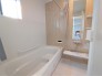 【１号棟】手入れがしやすく清潔感のある人造大理石の浴槽が標準仕様の浴室。梅雨や冬場に活躍する暖房換気乾燥機や手すりなども標準装備です。

