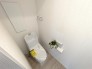 トイレは１階・２階ともウォシュレット付きです。ペーパー類を収納できる便利なサニタリー収納に、タオルリング、Ｗペーパーフォルダとスッキリしながら必要な物をご用意しております。