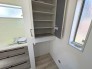 キッチンには、上部をパントリーとして使える可動式の収納、下部はダストＢＯＸ置場として使える使いやすい収納スペースをご用意。