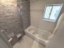 【施工例】手入れがしやすく清潔感のある人造大理石の浴槽が標準仕様の浴室。梅雨や冬場に活躍する暖房換気乾燥機や手すりなどもご用意。
※鏡や棚はOP対応です。壁面はマグネット対応。
