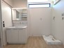 【施工例】洗面室は３帖の広さでゆとりがございます。キッチン側からも入る事ができますので、家事導線もとれた住みやすいお住まいです。
