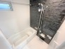 手入れがしやすく清潔感のある人造大理石の浴槽が標準仕様の浴室。梅雨や冬場に活躍する暖房換気乾燥機や手すりなども装備されている。※鏡や棚はOP対応です。マグネットで付くようになっております。