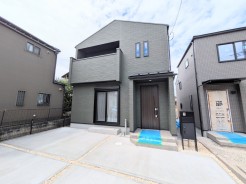 4号棟現地写真です。室内はクリーニング済、家具も入ってイメージがしやすくなっており、1階・2階ともご見学可能です。
南側の一部がきれいに整った隣地お庭で、奥の区画ではございますが、日中の日差しが差し込む事と思います。お隣3号棟との協定道路により、駐車の際もゆとりをもって行えます。