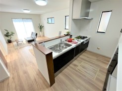 リビングダイニングには2面切り替え可能なガス温水式床暖房。フロアや建具、クロスなどお打ち合わせにより色もお決め頂けますので、理想のマイホームをお建て頂けます。