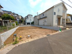 今なら自由設計で理想のお住まいをお建て頂けます。約44坪の広い敷地で、2台駐車も可能です。