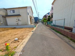 前面道路は安心の公道です。4mではございますが、一本入った住宅街ですので、居住者以外の侵入もほとんどなく安心です。