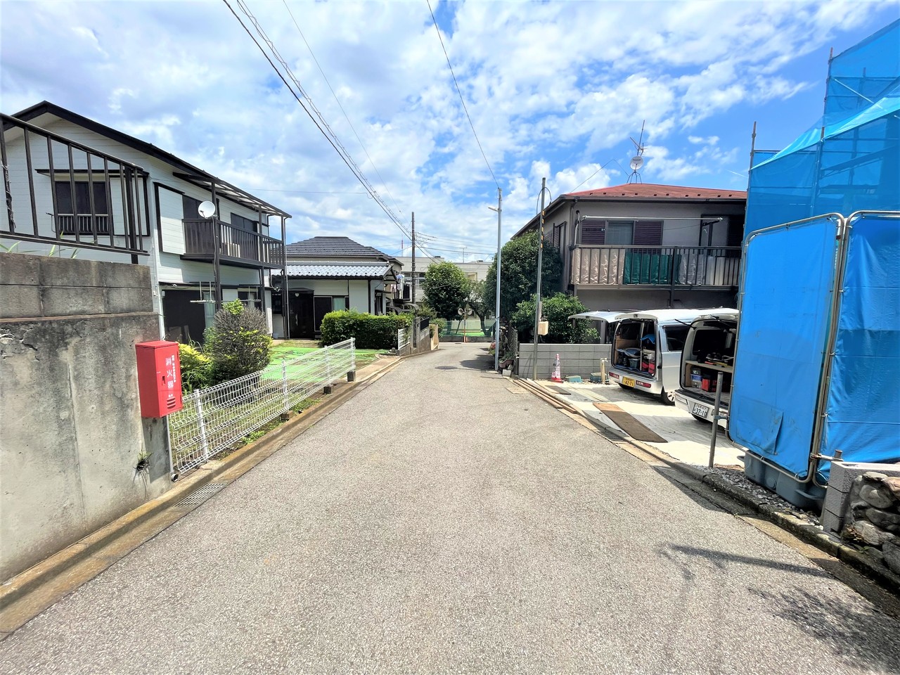 前面道路は、約4ｍ～5.5ｍ。住民以外の車の侵入がなく大変静かで良好な住環境です。