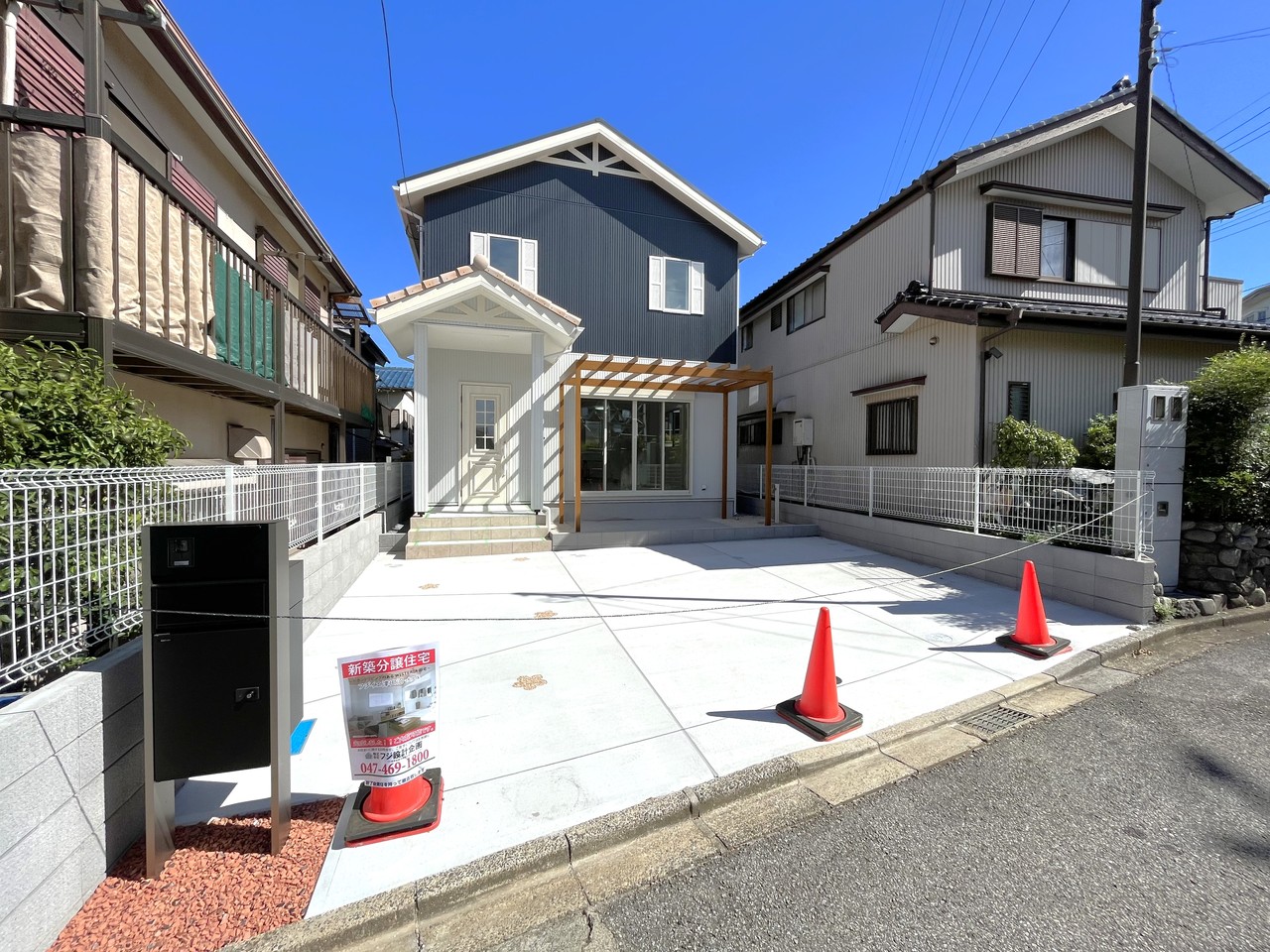 外観、室内クリーニング完了致しました。敷地面積約43坪のゆあとりある広さ。商業施設も充実した人気の大久保エリアです。
ゆとりの駐車スペースは車種によっては３台可能！！
いつでも建物ご見学可能ですので、ぜひお気軽にお問合せ下さい。