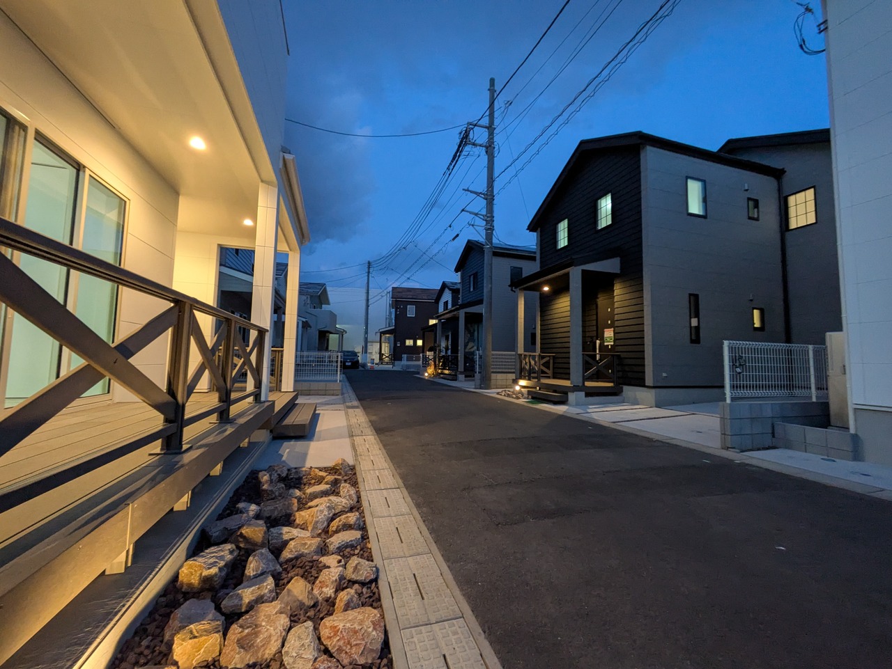 夜にはガーデンライトがお住まいを照らし、夜の時間を癒しの空間にしてくれます。
全棟にガーデンライトが付いており、分譲地全体をほんのりとした明かりが包み込み、防犯面の安心にもつながります。