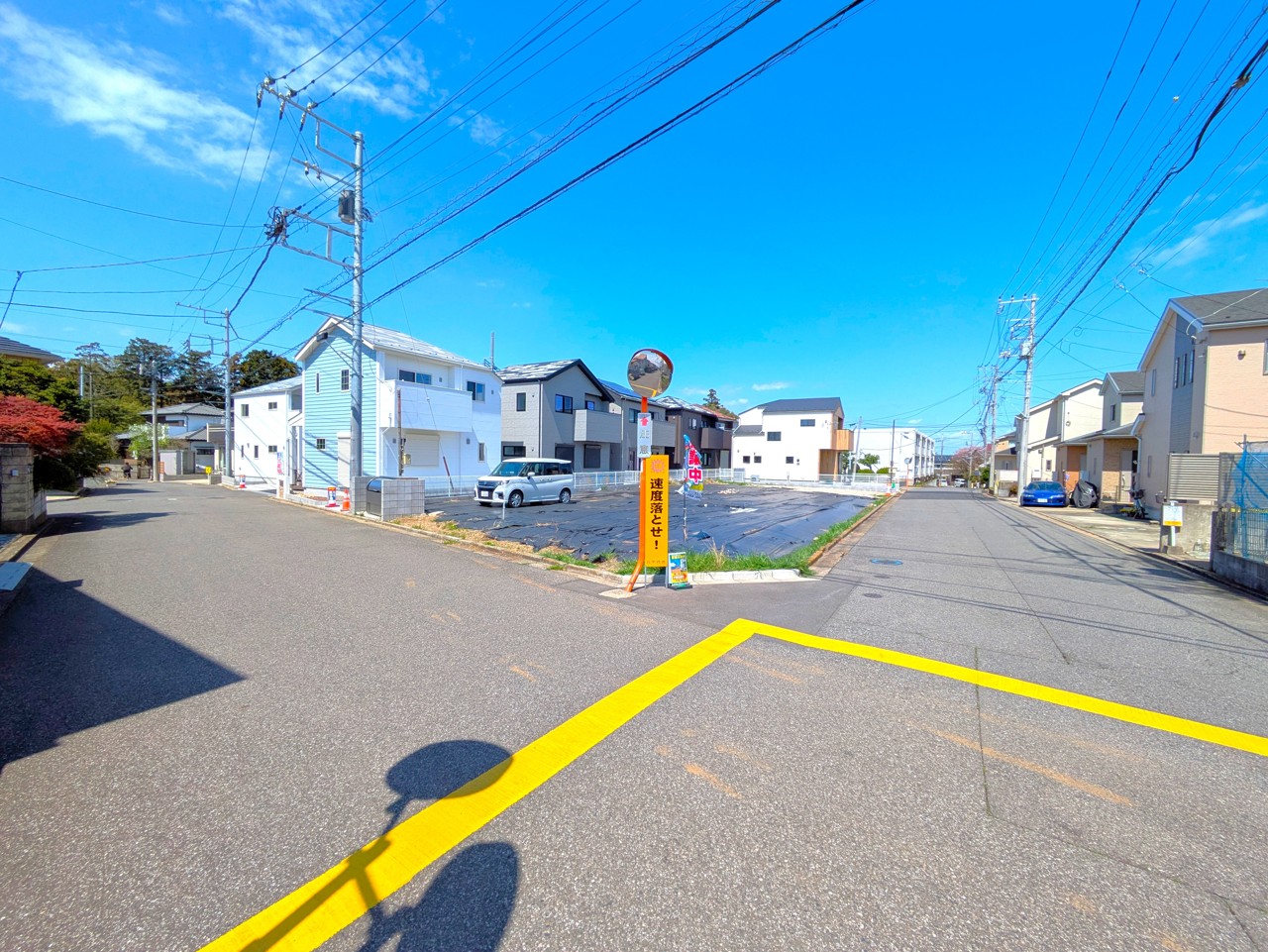 第一種低層エリアで戸建に適したエリアに位置する全１０棟のフジイエ八千代台。
平日、土日ともに大変静かな立地で車通りも少なく良好な住環境です。