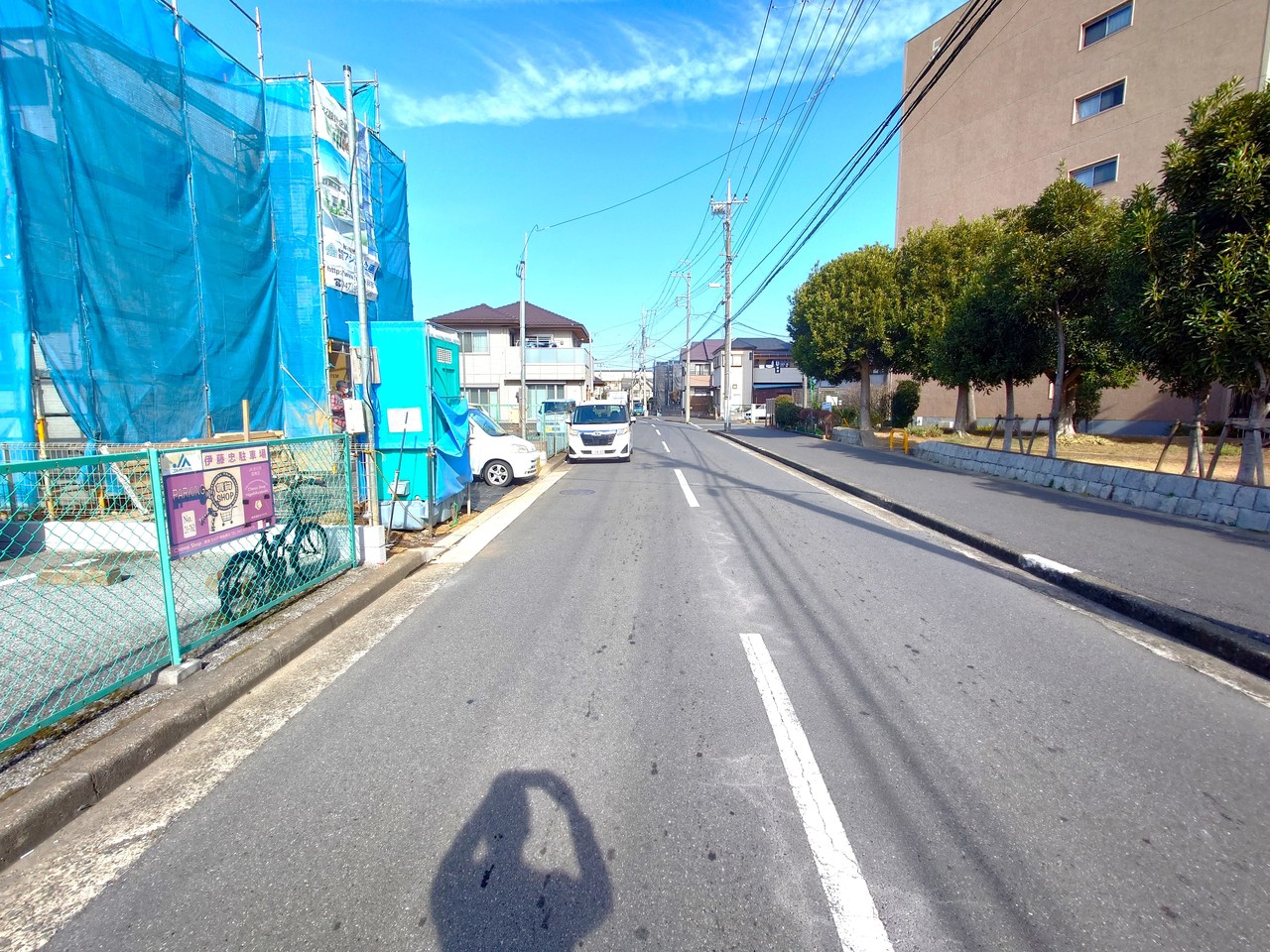 接道しております道路公道約9.5ｍとゆとりの広さがございます。大通りではございませんので、車通りも少なく安心して駐車頂ける環境です。
道路を挟んだ向かいには、季節を感じる公園がございます。